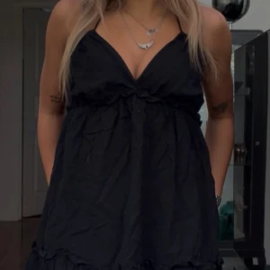 Svart puffig klänning  - Svart puffig klänning från H&M i stl xs. Legat längst in i garderoben och blivit skrynklig så ska såklart tvättas innan postning😭❤️nypris var 350kr. Säljer även samma modell i vit(annan annons)