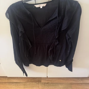 Blus  - En svart blus från Pernilla Wahlgren , aldrig använd 