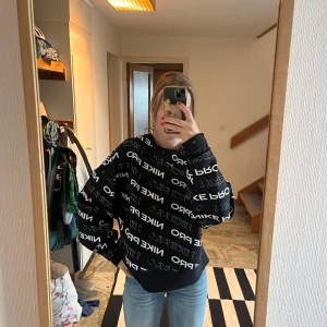 Nike Pro sweatshirt  - Svart Nike Pro sweatshirt med ficka på magen. Materialet är Dri-Fit så den är perfekt till och från gymmet. Har små färgfläckar på ena mudden. Storlek L