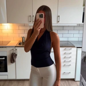 Venderbys topp - Slutsåld mörkblå halterneck topp från Venderbys. Wave top. Köpt för 400kr. Storlek XS-S. Använd 2 gånger, nyskick💗