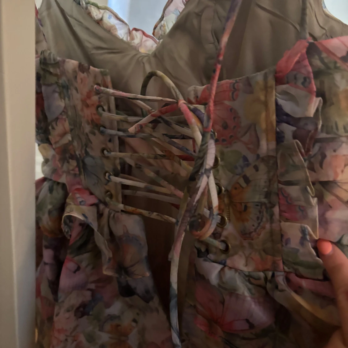 Blommig kortklänning från Miss Rosier - 2