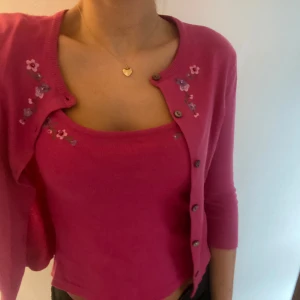 Kofta och linne - Twinset med kofta och linne med broderier (säljs bara tillsammans)