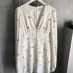 Klänning från Adoore - Klänning från märket Adoore i modellen Florence.  Klänningen är endast testad hemma och i nyskick.🩷 Skriv vid frågor eller om du undrar över något.🫶🏼