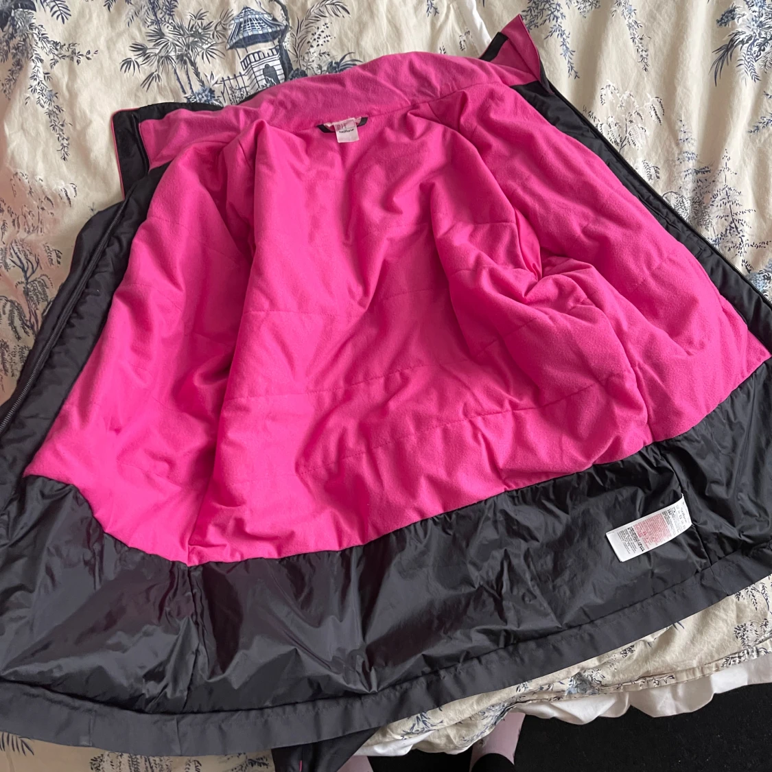 Svart vindjacka med rosa detaljer - 3