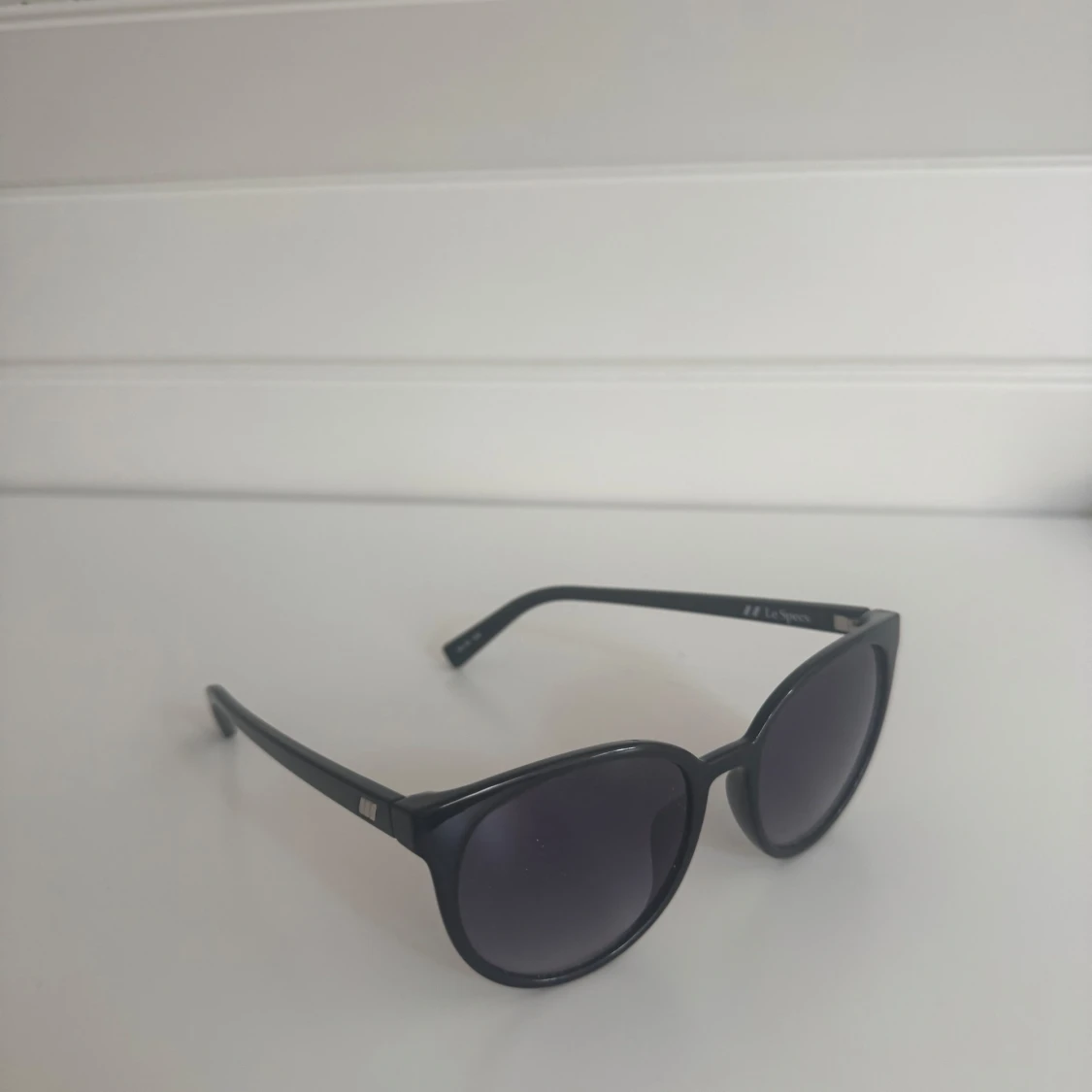 Svarta solglasögon Le Specs Armada