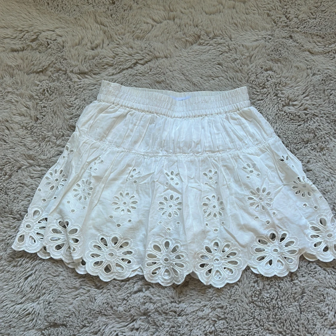 Vit broderad kjol från Zara