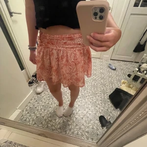 Rosa paisleymönstrad kortkjol - Säljer en super gullig kjol från Gina då den är för liten för mig tyvärr🥰💓