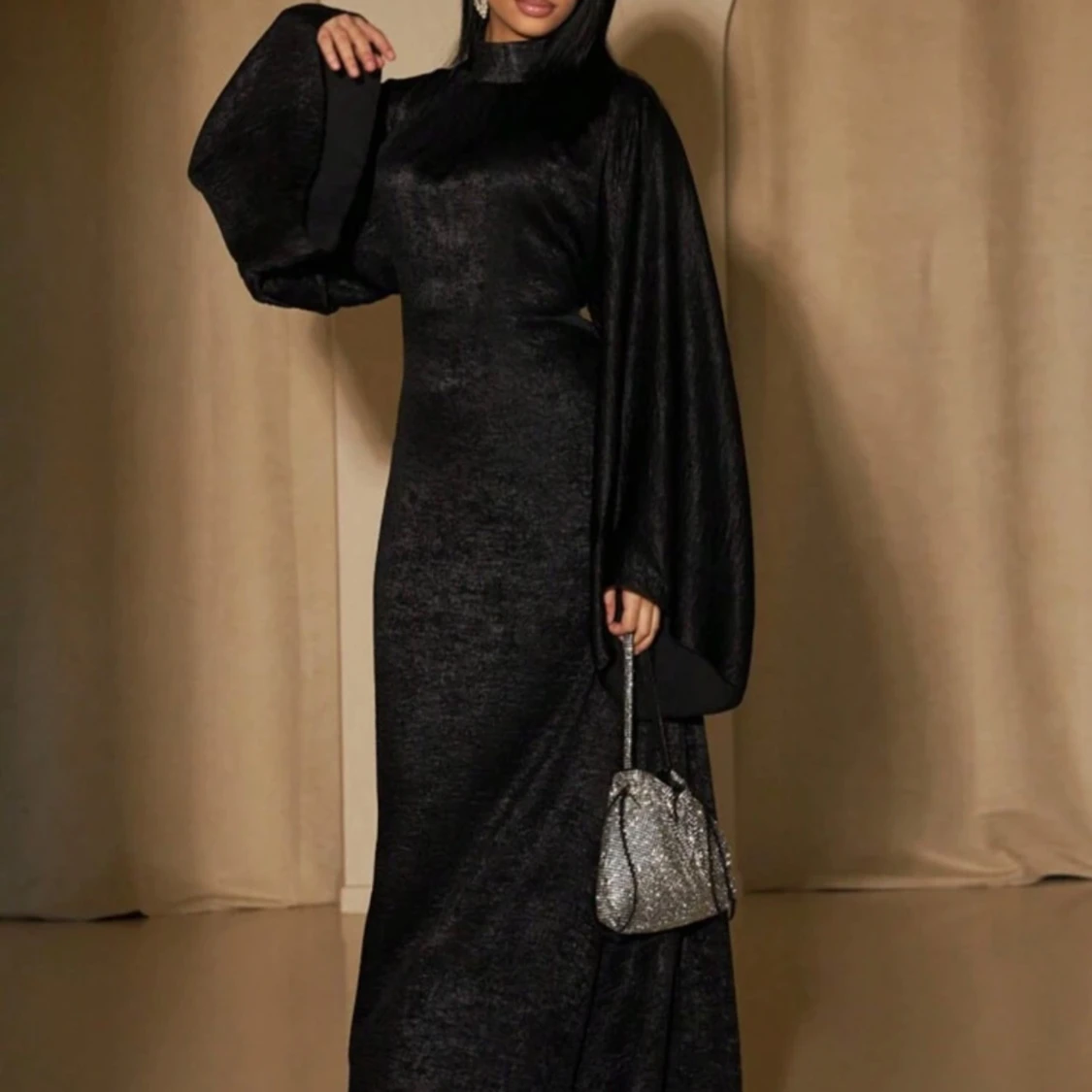 Svart långklänning med vida ärmar - 3