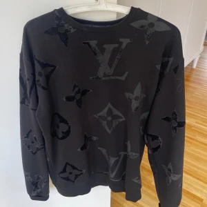 Louis Vuitton tröja - En lv långärmad tröja utan huva, skicket är bra använd endast x antal gnr. Priset är inte hugget i sten! Hör gärna av er om ni har några funderingar om tröjan.