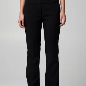 Svarta kostymbyxor  - Snygga svarta kostymbyxor med klassisk bootcut. Byxorna är low waist och är tillverkade i ett mjukt och stilrent material som ger en clean look.💕 Det är bara att höra av er vid frågor och funderingar💞nypris 599