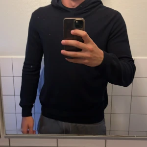 Kashmir hoodie - En mökblå kashmir hoodie från Oscar jacobssson i jätte bra skick köpt för typ 2000 pris kan diskuteras vid snabb affär 