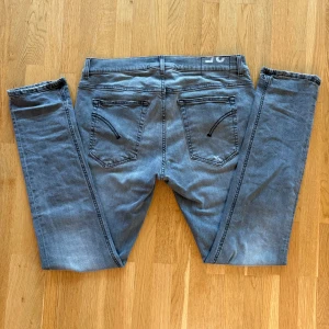 Dondup George - Tja, säljer mina Dondup jeans då jag inte gillar dom längre. Jeansen kom med slitningar på alltså inget jag gjort själv. Det finns tecken på användning men de är fortfarande i okej skick. W35 i Dondup storlek passar för dig som är ca 180cm eller har W31-W32 på replay anbass. Skicka DM vid intresse!