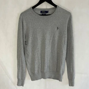 Ralph Lauren Tröja  - Riktigt soft raffe tröja, storlek S. Modellen är 185. Riktigt fint skick.