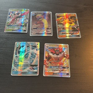 Pokémon GX-kort samling - Upptäck en glittrande samling av fem Pokémon GX-kort! Perfekt för dig som älskar samlarobjekt, coola monster och strategiska spel. Korten har snygg holografisk finish och visar favoriter som Incineroar, Primarina och Turtonator. Ett måste för alla unga Pokémon-fans!