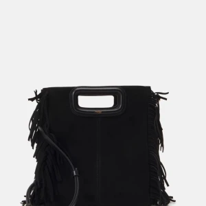 maje väska mocka - Cool svart handväska från Maje i mocka med fransar längs sidorna och ett snyggt rektangulärt handtag i skinn. Väskan har en avtagbar axelrem och en stilren, fyrkantig form som ger den en modern vibe. Perfekt för dig som gillar detaljer och vill sticka ut. 