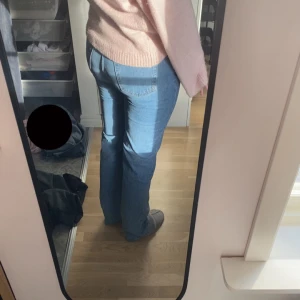Low Straight Jeans - Raka jeans med längden 34, bra skick knappt använda
