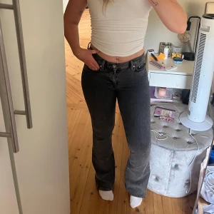 Svarta bootcut jeans från gina  - low rise bootcut från gina i mörk grå 