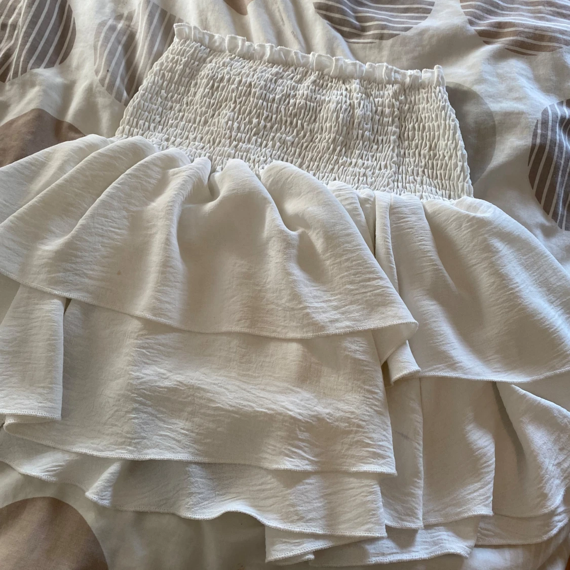 Vit volangkjol med smock