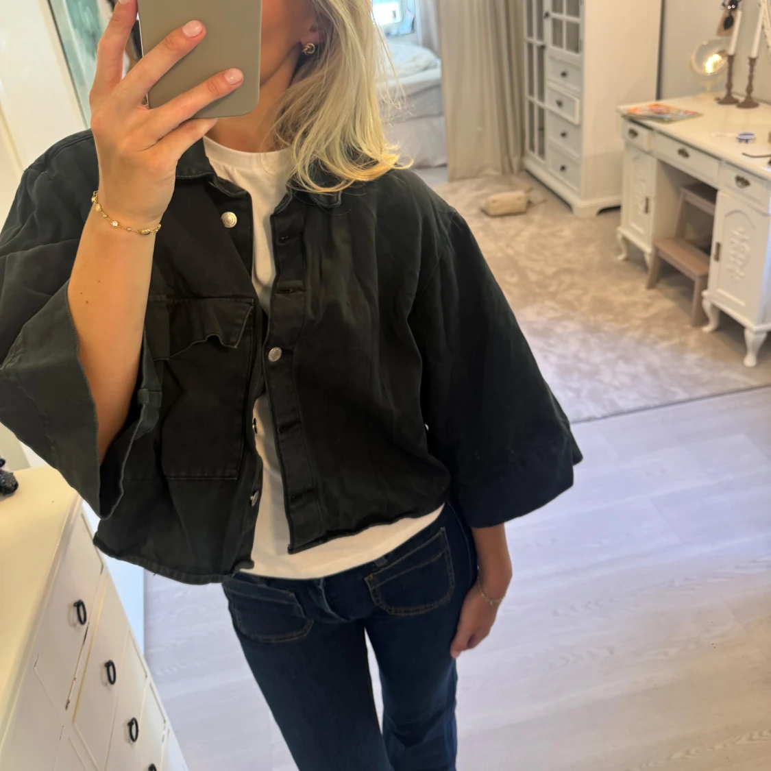 Svart overshirt/jeansjacka med trekvartslånga armar 