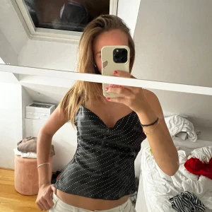 Glittrig topp - Säljer denna snupersnygga topp från zara💥