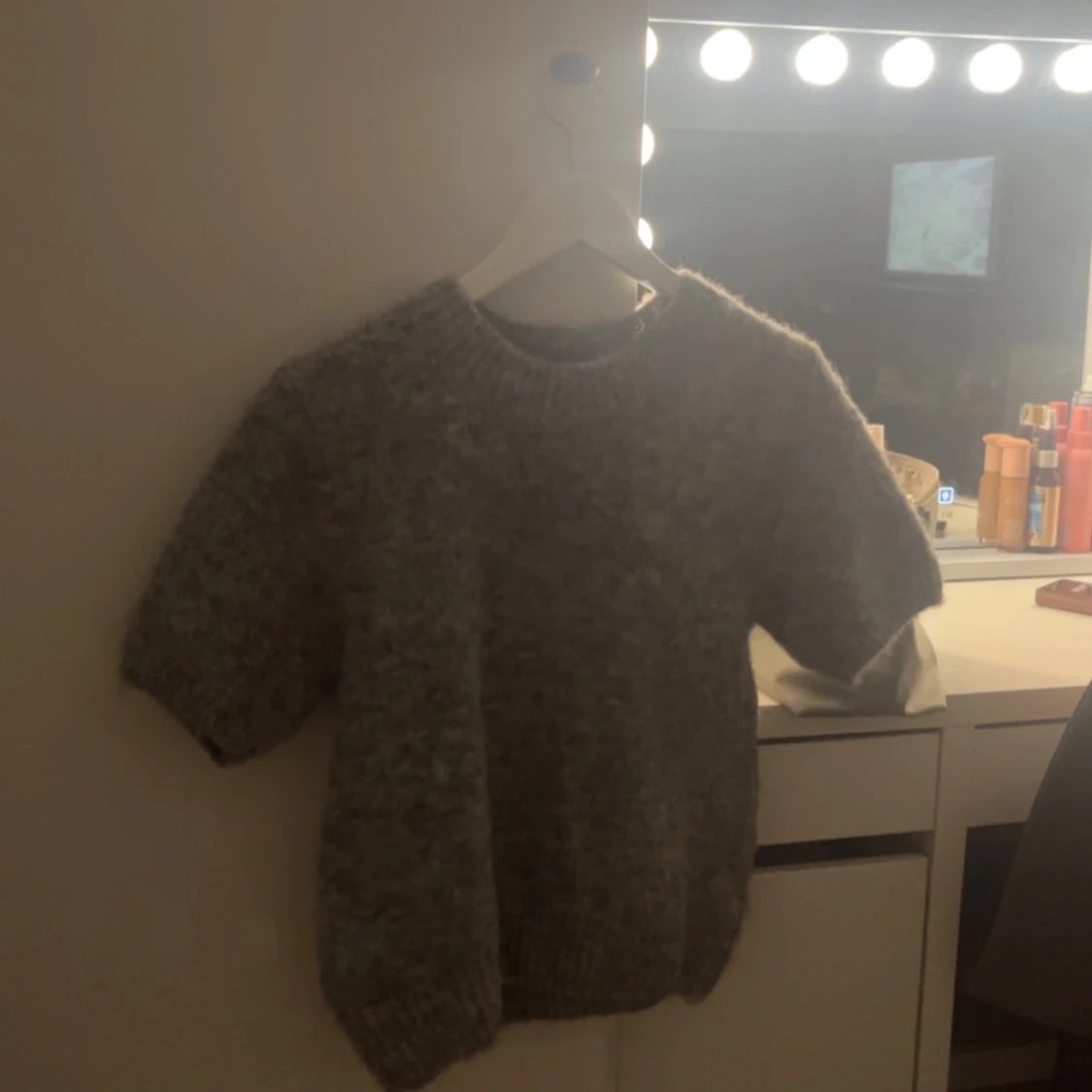 Grå stickad tröja med kort ärm