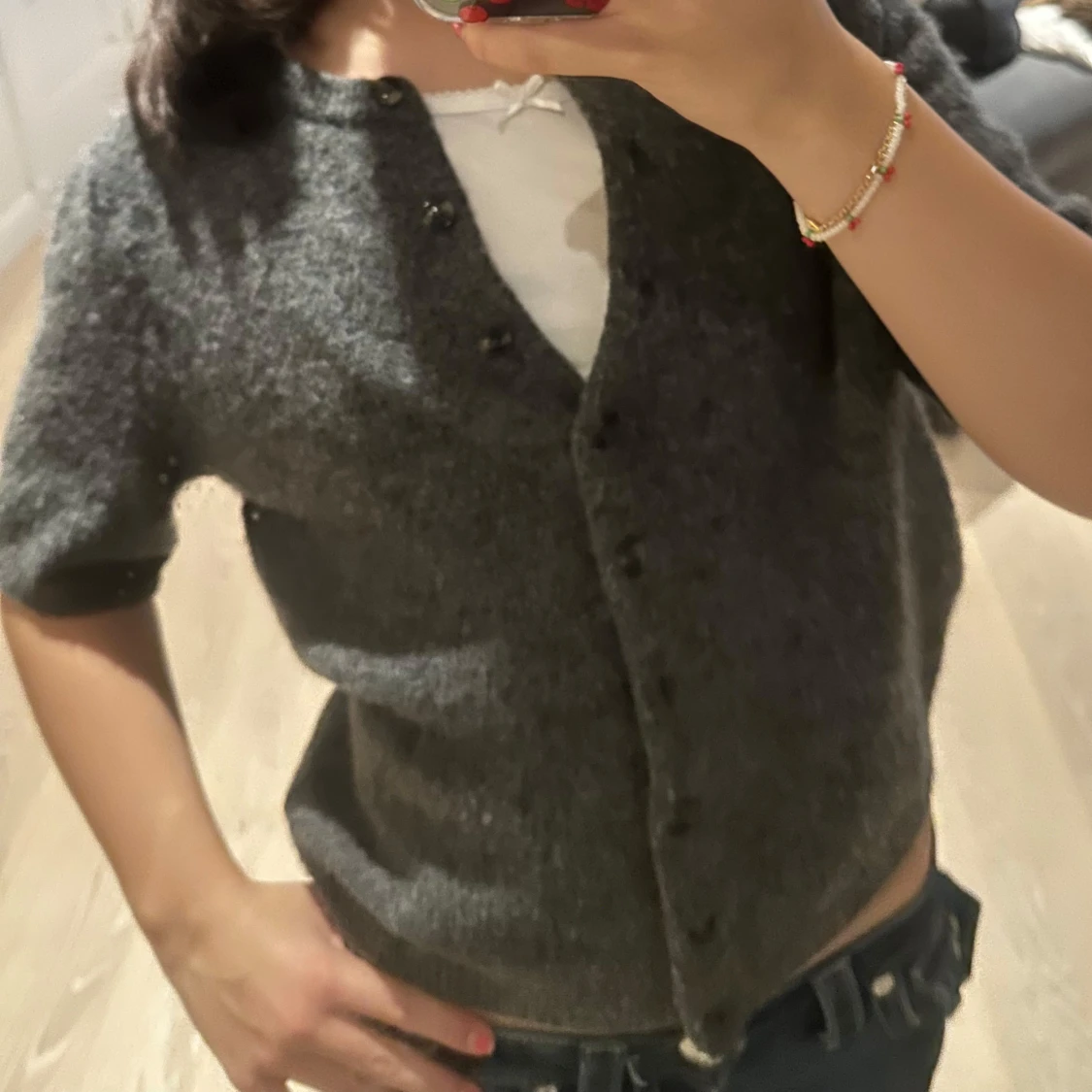 Grå stickad kofta med kort ärm - 2