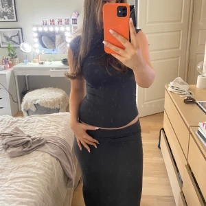 set! - Säljer detta så fina set ifrån Gina Tricot! Endast använt en gång! Kjolen går ner till golvet för mig som är 167! Toppen är i XS, kjolen är i S!