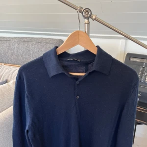 Mörkblå merinoull pikétröja från Mango - Snygg mörkblå pikétröja från Mango i merinoull. Nypris: 699kr