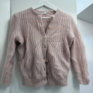 Ljusbeige stickad kofta från Filippa K - Superfin ljusbeige stickad kofta från Filippa K. Jätteee snyggg💛