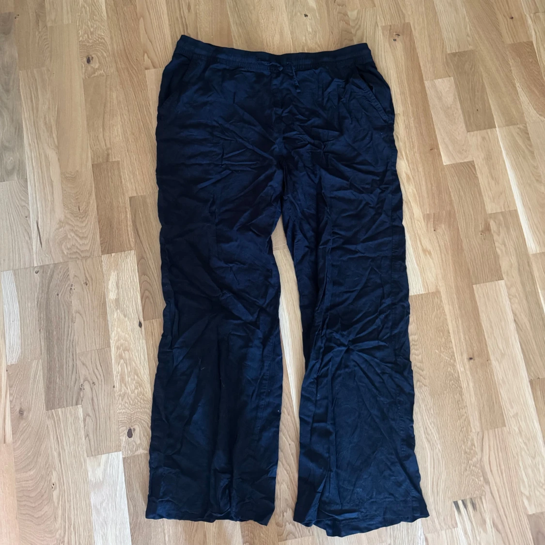 Svarta linnebyxor från 157