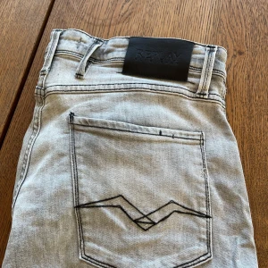 Replay ljusgrå jeans  - Säljer ett par snygga Replay jeans i ljusgrå tvätt. Knappt använda    Nypris: 1100     Storlek: 33-32 