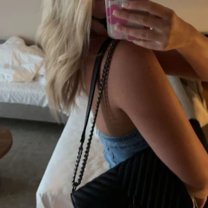 Jeans klänning  - Super söt jeans klänning, passar i många olika storlekar så den är stretch men sitter som bäst på xs eller S. Säljer då den är lite för liten/ kort för mig som är 175. använd få gånger så är väldigt fint skick 💙