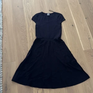 Svart kortklänning från H&M - Svart klänning i mjukt stretchigt material, aldrig använd🩷