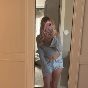 grå of shoulder tröja - super skönt material! 