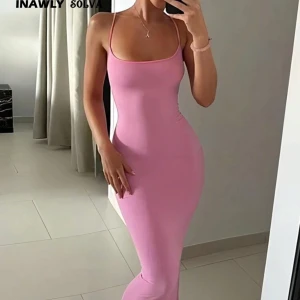 Lång rosa tight klänning - Säljer en superfin lång klänning i ljusrosa färg med tight passform. Klänningen är i storlek xs men passar mindre o större ❤️har aldrig kommit till användning ❤️skims liknande