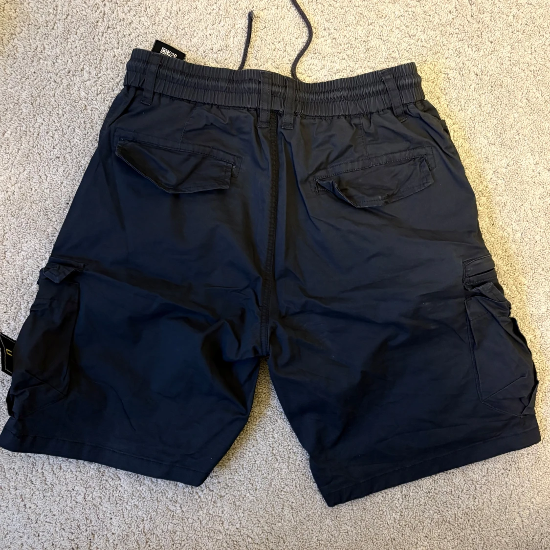Blåa cargo shorts från Stone Island - 1