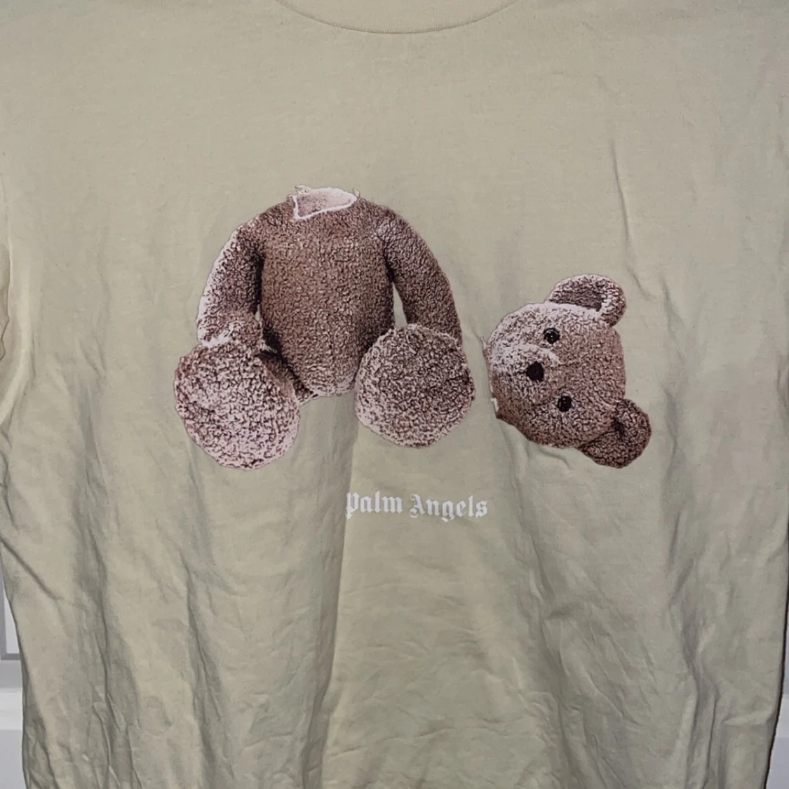 Beige t-shirt med nalletryck