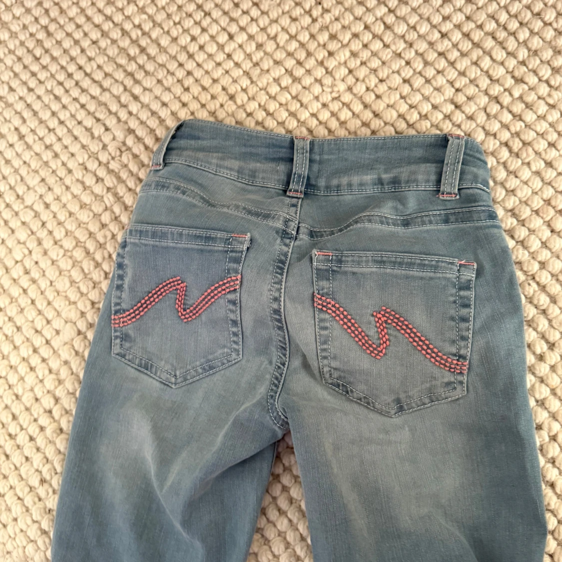 Bootcut ljusblå jeans med broderi - 1