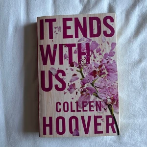 It Ends With Us - En gripande roman som utforskar kärlek, relationer och svåra val. Perfekt för dig som gillar känslostarka berättelser och vill läsa något som berör på djupet. Omslaget har en modern design med rosa blommor och sticker ut i bokhyllan. Limet har smällt så vissa sidor har släppt och framsidan har märken men inget man tänker på. Engelska versionen!