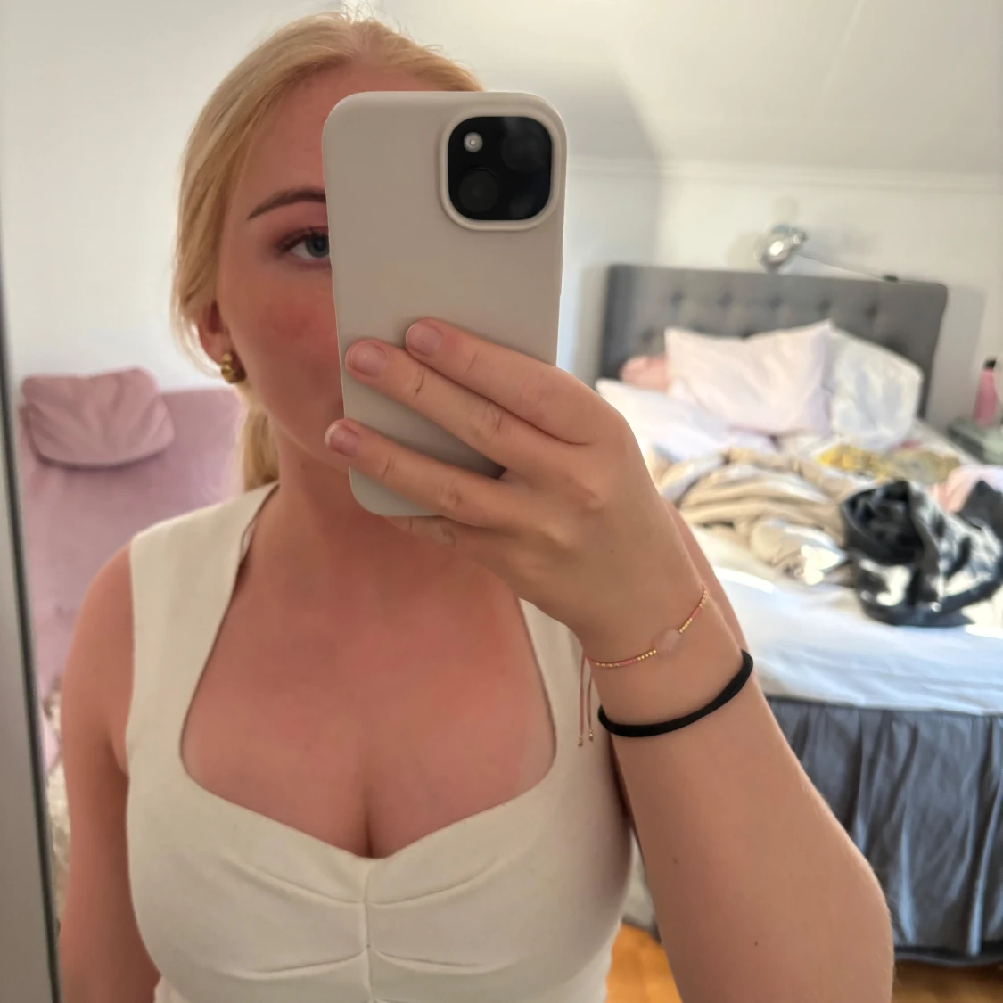 Vit ärmlös linnetopp med snygg urringning - 1