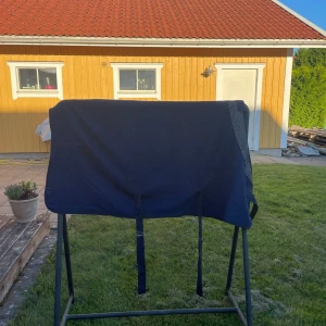 Marinblått fleecetäcke med glitter - SKA TVÄTTAS!!!                 Jag säljer ett marinblått fleecetäcke med glitter längst fram. täcket har tre små hål, men skulle inte säga att de märks något särskilt