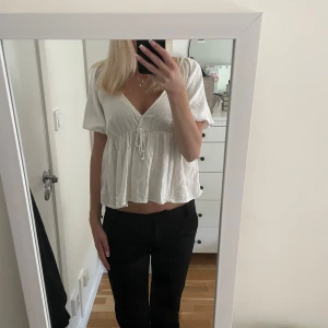 Vit blus - Jättesöt blus som tyvärr inte kommer till användning längre. Inga defekter och passar till precis allt 🤍