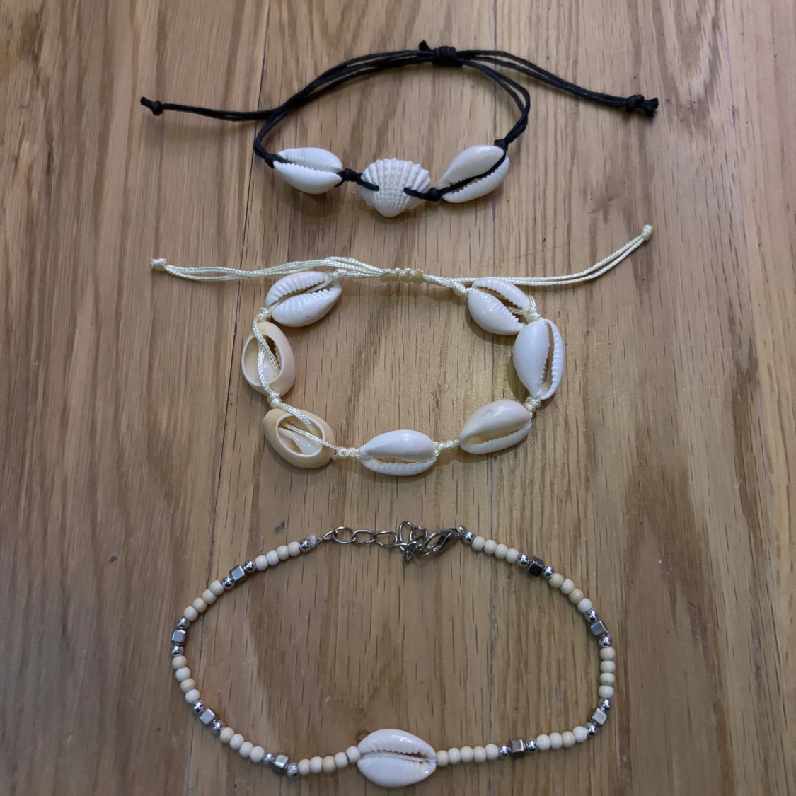 Tre strandarmband med snäckor