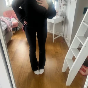 Mörkblå only jeans - Snygga mörkblå jeans från Only! Storlek small längd 34🩷