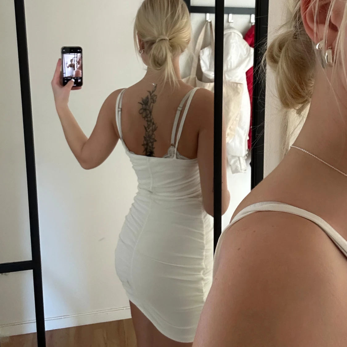 Vit kort klänning med spetsdetaljer