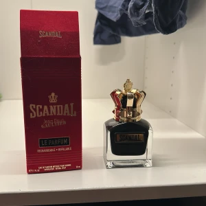 Jean Paul gaultier scandal la parfum 50 ml - Hej, säljer min scandal parfym som nästan aldrig är använd  (se på bild 3), en riktigt god parfym till vintern. Köpt från kicks för drygt 1175kr så säljs för ett dunder pris.
