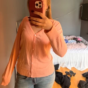 Ljusrosa kofta med knappar - Ljusrosa kofta med v-ringning och knappar framtill.🥰