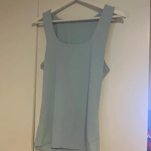 Ljusblått linne - Ljusblått linne från ONLY med breda axelband och rundad halsringning. Skönt material. Säljer då den inte kommer till användning längre 💗