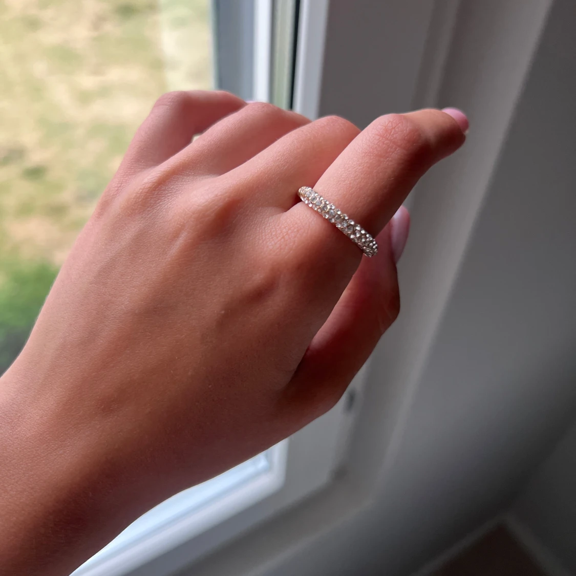 Silverring med glittrande stenar