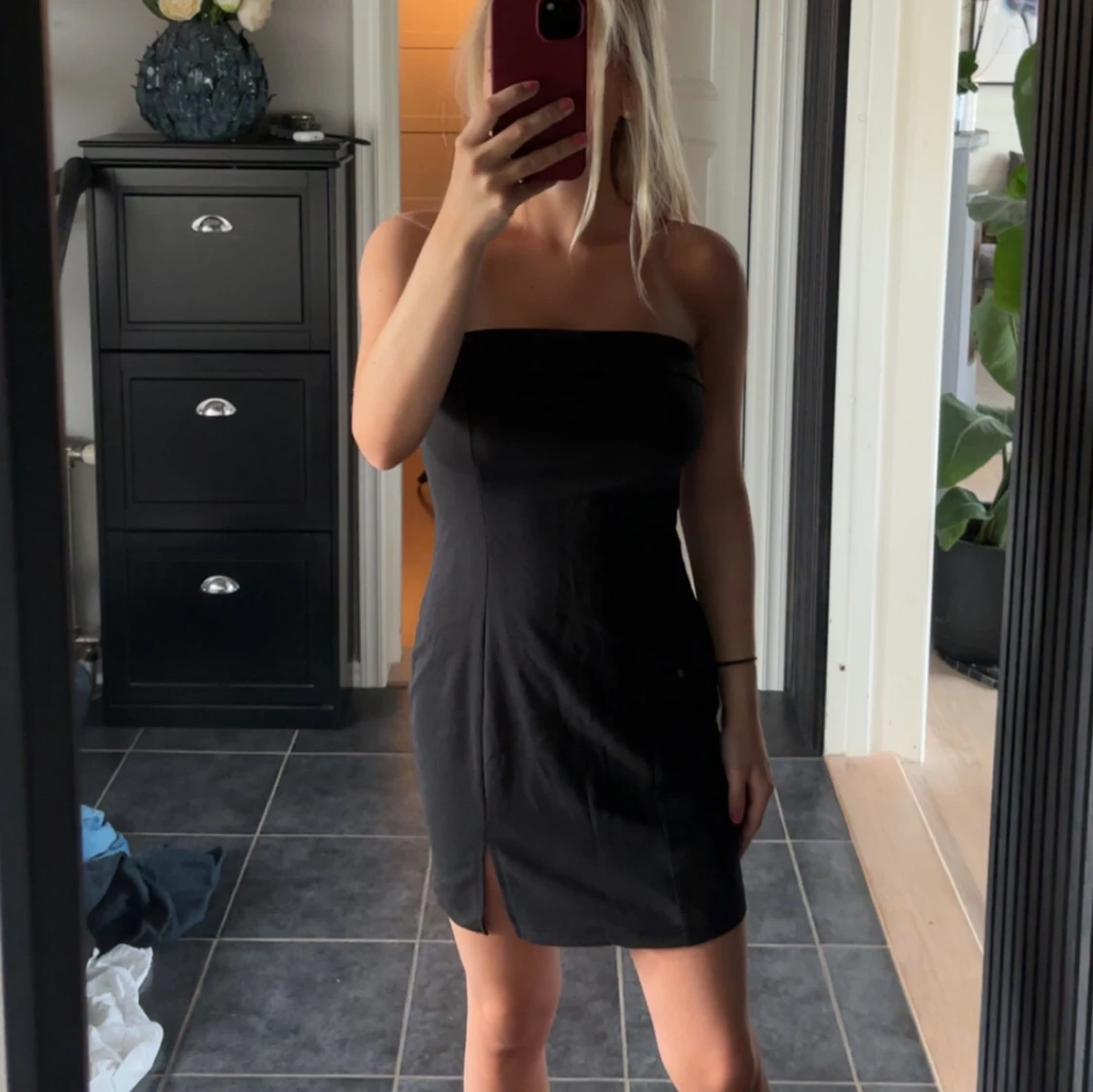 Svart axelbandslös kort klänning